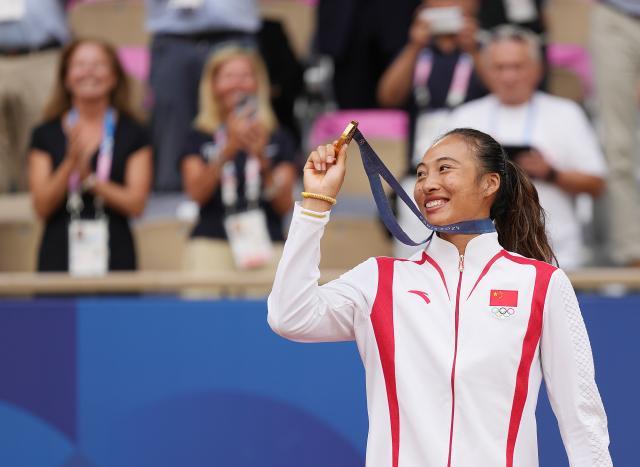 1722743303939029371.jpg 巴黎奥运会丨网球——女单:郑钦文夺冠XxjpseC007410_20240804_MVPFN0A001.jpg