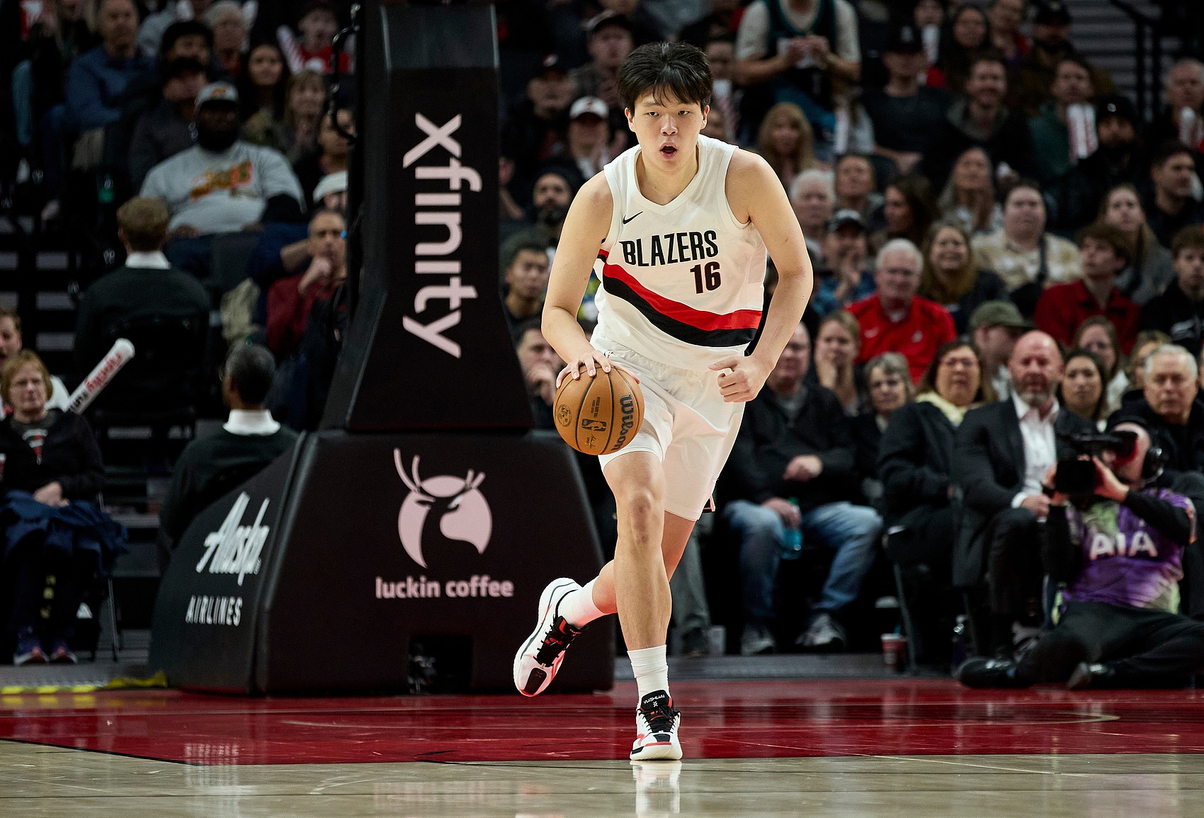 开云智能服务-差了一点点！杨瀚森持球强攻 但勾手打到篮筐前沿不中