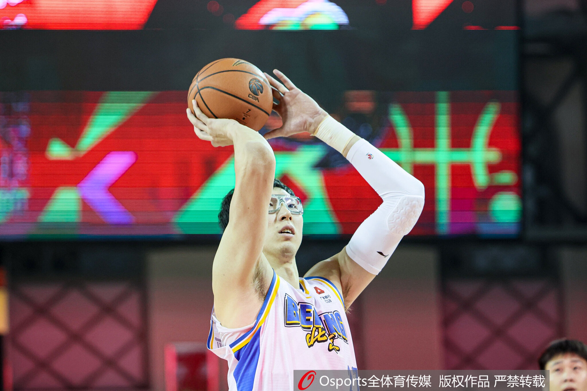 开云安卓下载-真该练练罚球了！周琦半场4罚全铁 仅得到3篮板1失误&amp;正负值-10